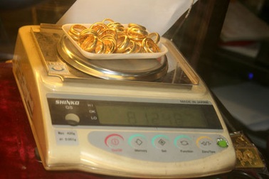 Vàng lao dốc mất mốc 4 triệu đồng/chỉ