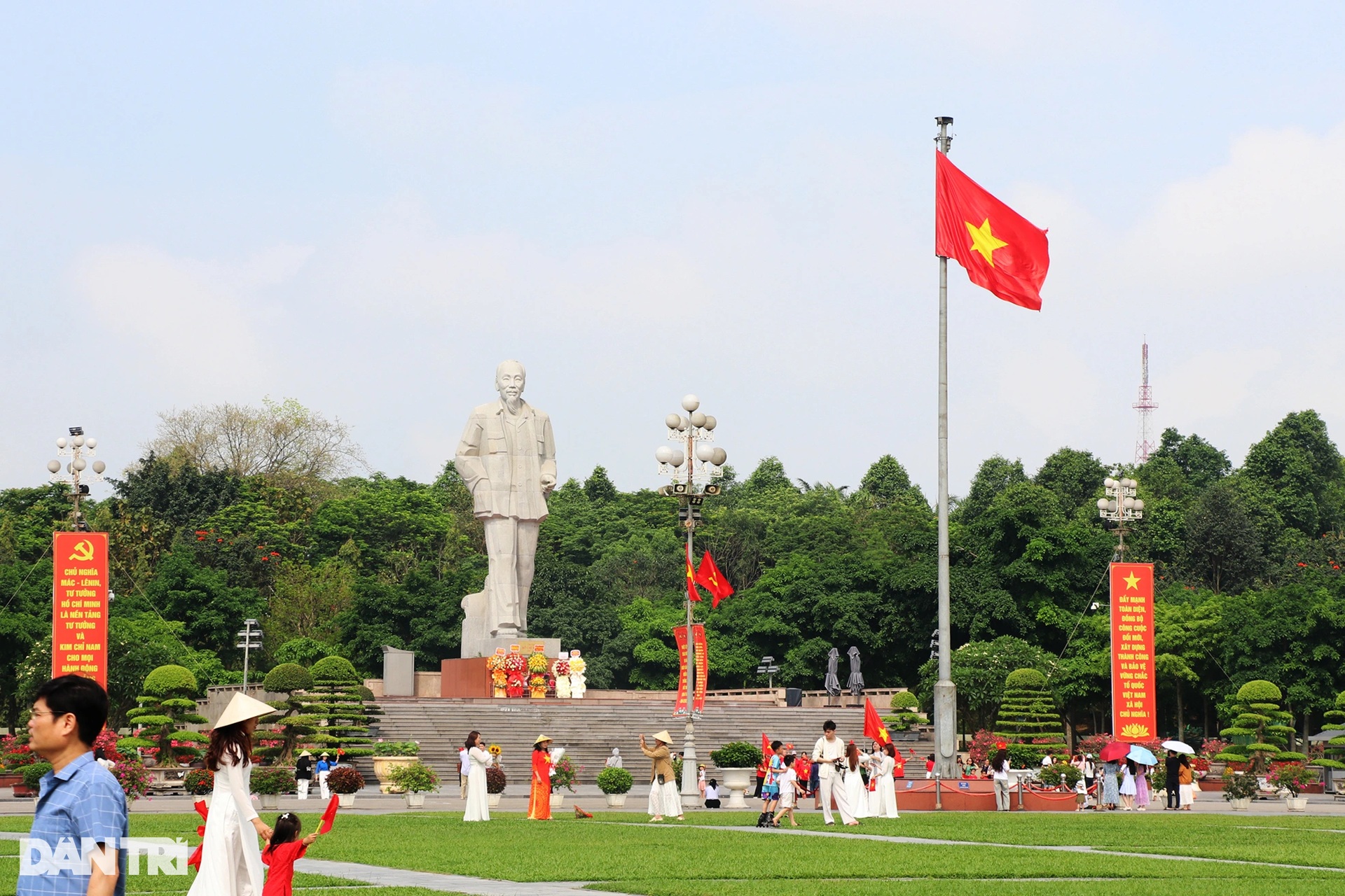 Người dân đổ về quảng trường Hồ Chí Minh lưu lại hình ảnh ngày lễ 30/4