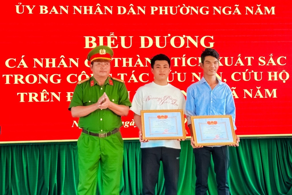 Hai thanh niên dũng cảm cứu người bị đuối dưới sông sâu - 2 Hai thanh niên dũng cảm cứu người bị đuối dưới sông sâu - 2