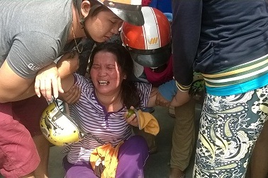 Con gái khóc ngất khi thấy bố mẹ chết thảm dưới gầm xe tải