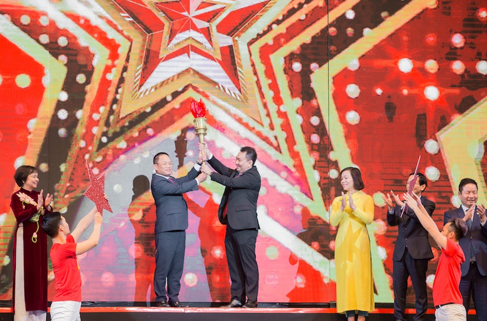 CEO PNJ Lê Trí Thông được vinh danh Top 10 Xuất sắc nhất giải thưởng Sao Đỏ năm 2019 - 2 CEO PNJ Lê Trí Thông được vinh danh Top 10 Xuất sắc nhất giải thưởng Sao Đỏ năm 2019 - 2