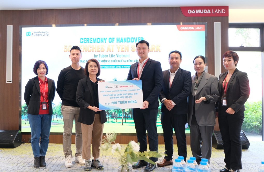 Fubon Life Việt Nam trao tặng 50 chiếc ghế cho công viên Yên Sở - 1 Fubon Life Việt Nam trao tặng 50 chiếc ghế cho công viên Yên Sở - 1