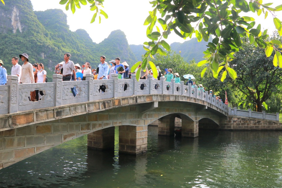 Di sản Tràng An “trong xanh mát lành” giữa trời thu làm say lòng du khách - 16 Di sản Tràng An “trong xanh mát lành” giữa trời thu làm say lòng du khách - 16