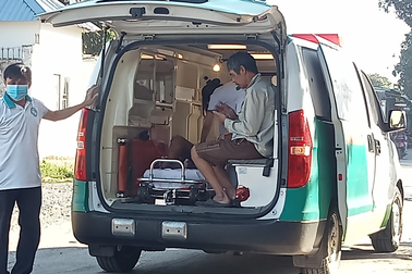 Người đàn ông bốc cháy ngùn ngụt cạnh lô cao su