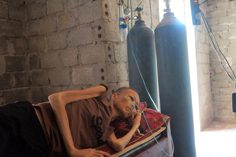 Nữ sinh bỏ học ngang chừng ở nhà cấp cứu mẹ thập tử nhất sinh - 2