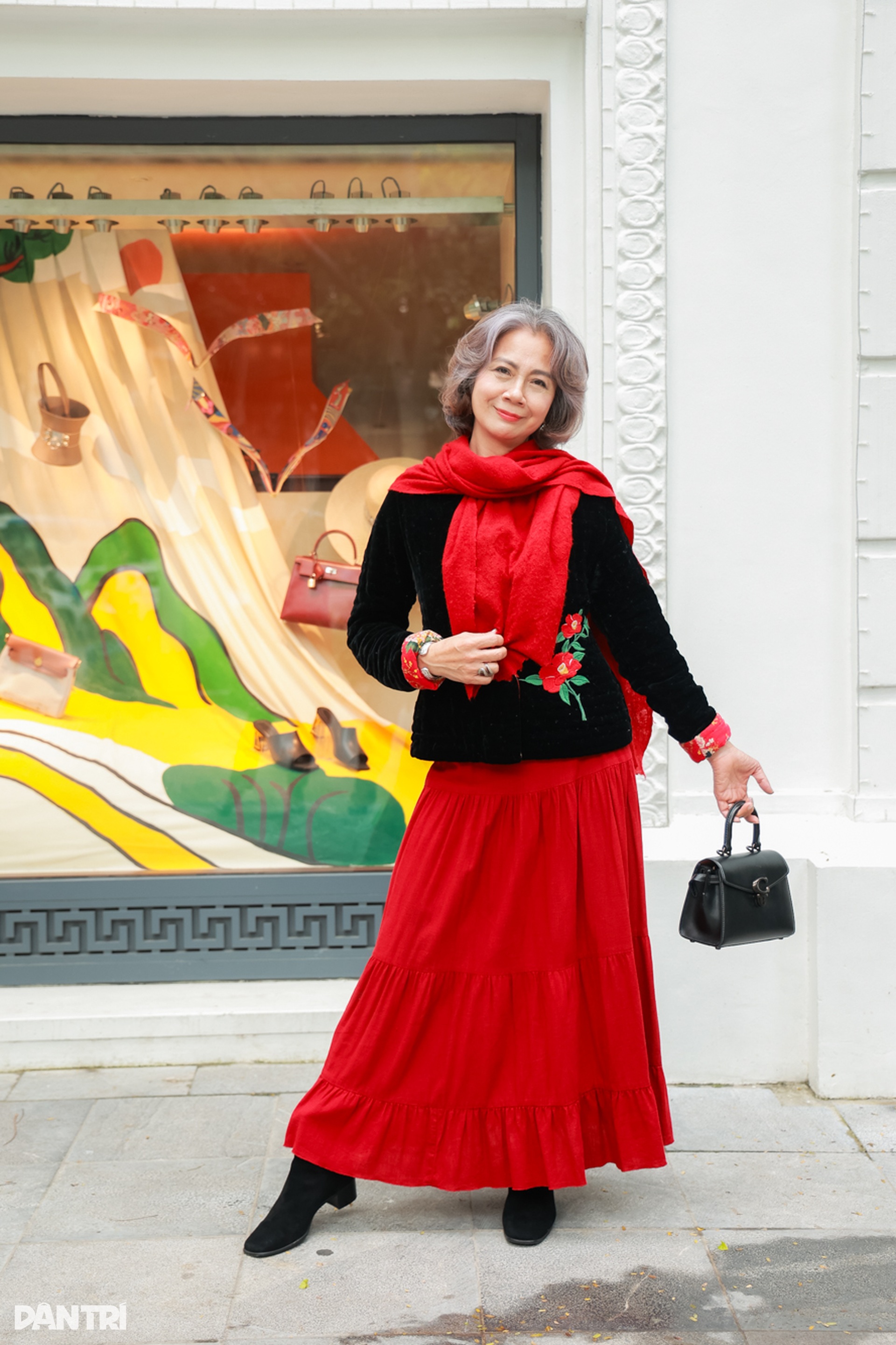 Eine silberhaarige Dame aus Hanoi trägt ein gestepptes Hemd und spielt mit einer Designerhandtasche im Wert von Hunderten Millionen Dong - 12 Quý cô tóc bạc Hà Nội diện áo chần bông, chơi túi hàng hiệu trăm triệu đồng - 12