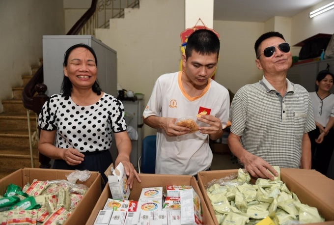 Tại Hà Nội, các suất ăn được quyên góp tới GLC Training Center - Tổ chức chuyên giúp đỡ người khó khăn, người vô gia cư, dạy học cho các trẻ em khó khăn.