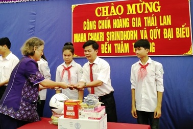 Công chúa Thái Lan thăm, tặng quà học sinh Ninh Bình