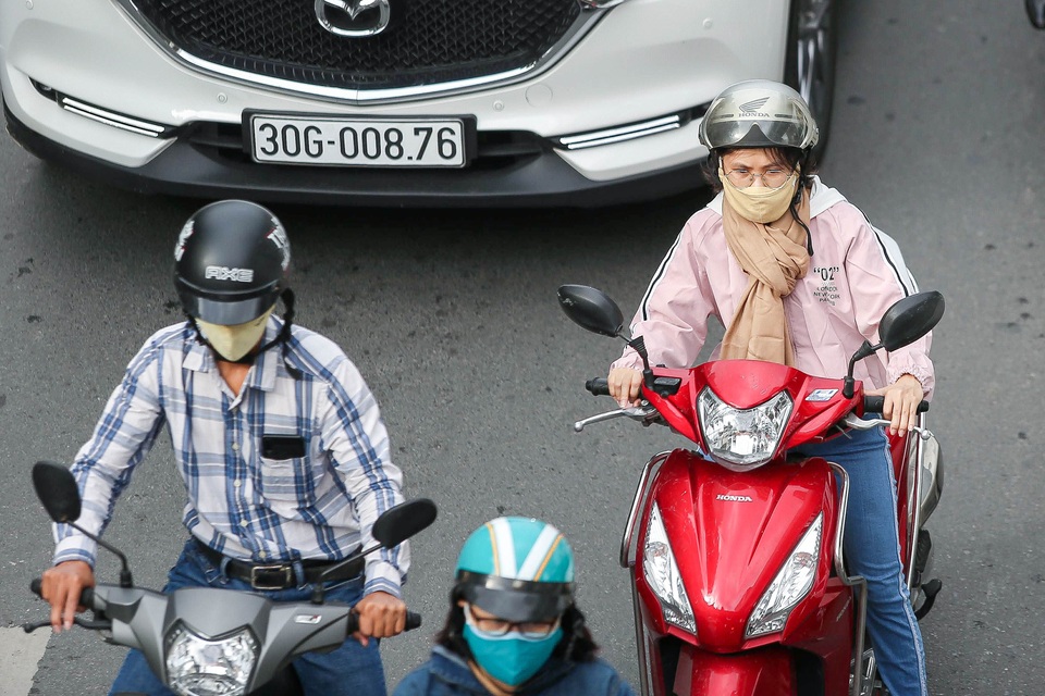 Hà Nội đón đợt gió lạnh đầu mùa, người dân mặc áo ấm ra đường - 5 Hà Nội đón đợt gió lạnh đầu mùa, người dân mặc áo ấm ra đường - 5