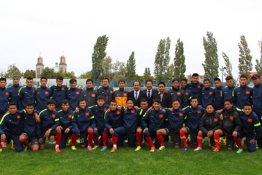 Thứ trưởng Lê Khánh Hải thăm đội U23 Việt Nam tại Hungary