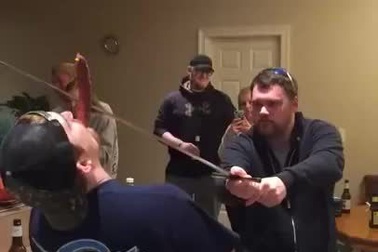 Chàng trai nghịch dại suýt nữa chém đứt mũi bạn