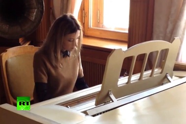 Trưởng công tố xinh đẹp của Crimea thể hiện khả năng chơi đàn piano