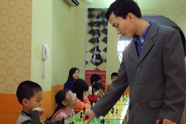 65 em nhỏ thi đấu cùng Đại kiện tướng cờ vua