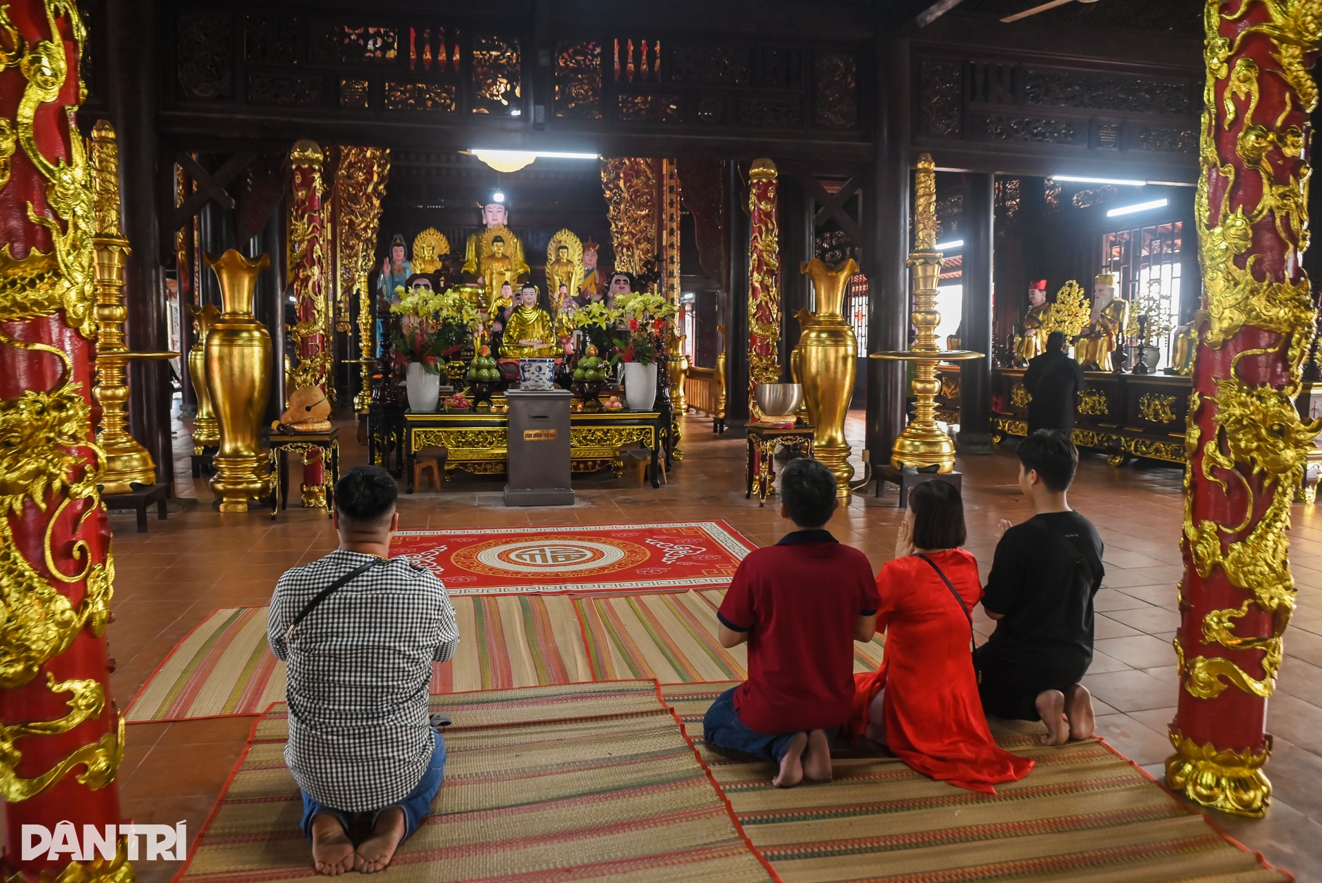Người dân vượt sông và đi hơn 100km để đến chùa ở TPHCM - 11 Người dân vượt sông và đi hơn 100km để đến chùa ở TPHCM - 11