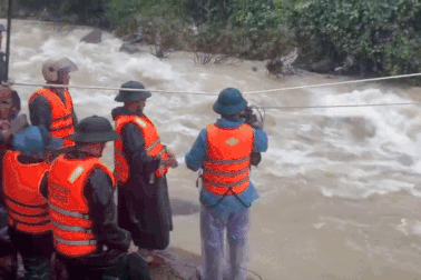 Dùng dây tiếp tế lương thực hơn 100 người bị lũ cô lập suốt 3 ngày