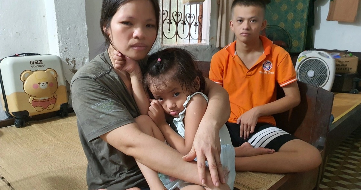 View - Mẹ nghèo tuyệt vọng, khóc nghẹn ôm 2 con mắc bại não, động kinh | Báo Dân trí