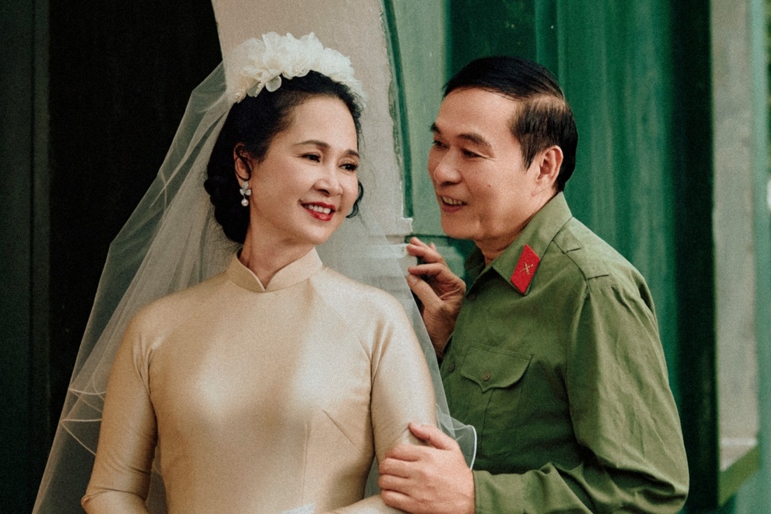 NSND Lan Hương xúc động tái hiện ảnh cưới: "Anh Kỷ tự tay bó hoa cho tôi"