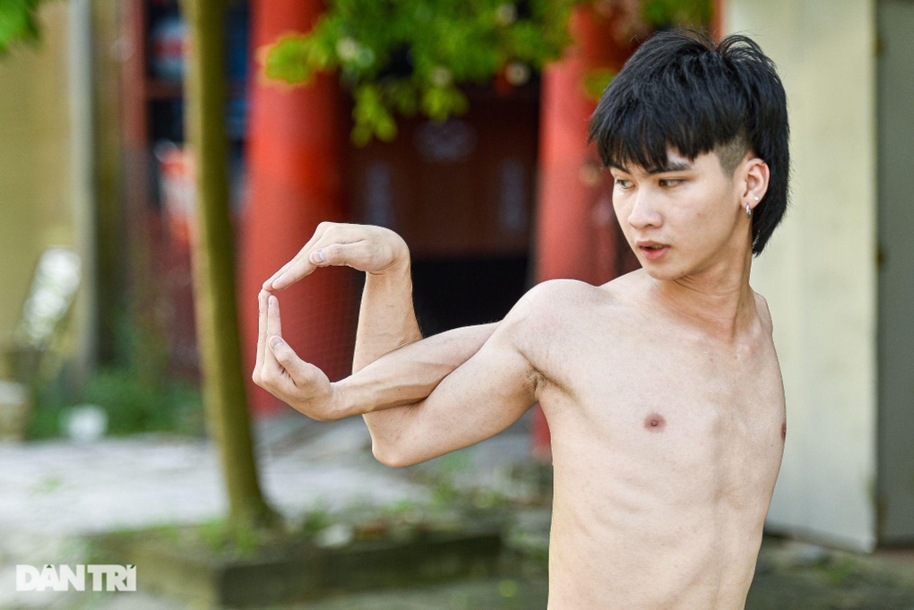 Dị nhân không xương ở Hà Nội, mất vài giây lật ngược cổ, vai - 3 Dị nhân không xương ở Hà Nội, mất vài giây lật ngược cổ, vai - 3
