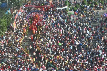 Thành phố “rung chuyển” theo lễ rước kiệu Bà