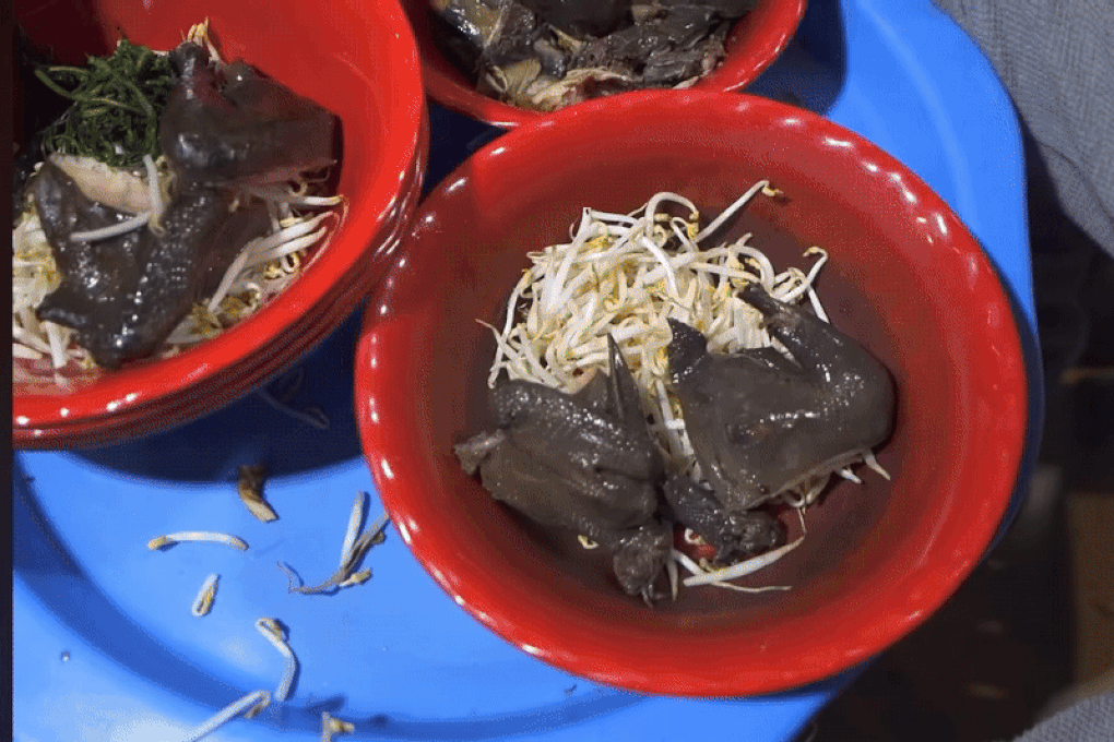 ភ្ញៀវទេសចរលោកខាងលិចចង់ដឹងពីចានគុយទាវដ៏ចម្លែកជាមួយសាច់ និងទំពាំងបាយជូរខ្មៅនៅទីក្រុងហាណូយ - ២ Khách Tây tò mò với bát mì lạ có thịt và nước dùng màu đen tại Hà Nội - 2