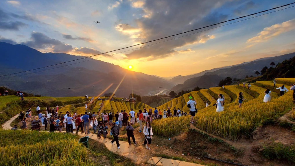 Khách đổ về Mù Cang Chải ngắm ruộng lúa chín, nhiều homestay cháy phòng - 5