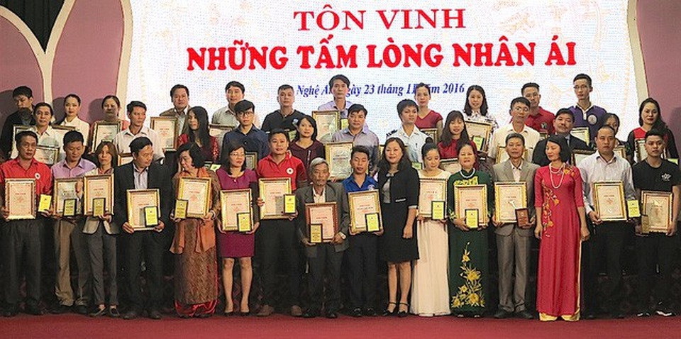 Không bổ sung hình thức khen thưởng “Huân chương Vì cộng đồng” - 1 Không bổ sung hình thức khen thưởng “Huân chương Vì cộng đồng” - 1