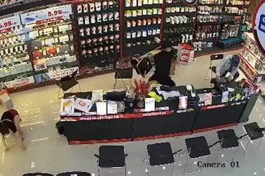 Người đàn ông xông vào cửa hàng điện thoại cướp tiền trong 5 giây