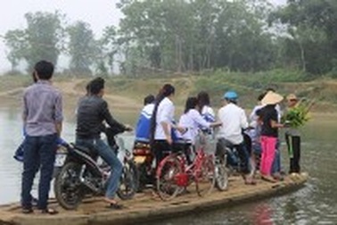 “Đánh đu” mạng sống trên sông Ngàn Phố