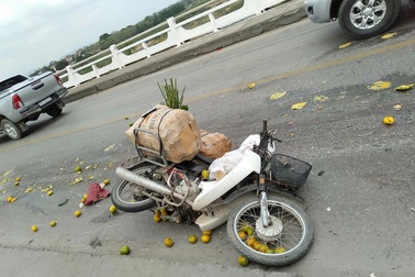 Người phụ nữ góa chồng tử nạn trên đường đi bán cam