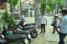 Từ nay ông Đoàn Ngọc Hải muốn dẹp vỉa hè phải xin ý kiến Chủ tịch quận