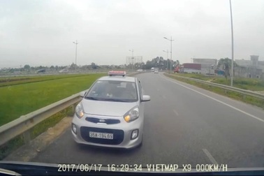 Bị chặn đầu trên đường ngược chiều, tài xế taxi rút tuýp sắt đe dọa người khác