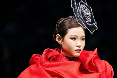Con gái NTK Thanh Hương Bùi lần đầu catwalk tại AVIFW