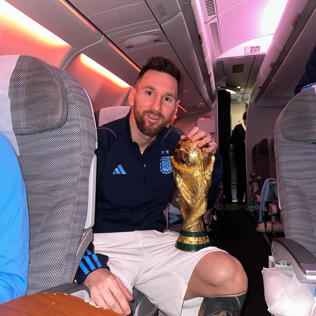 Thêm một bức ảnh khác của Messi và chiếc cúp vàng World Cup Thêm một bức ảnh khác của Messi và chiếc cúp vàng World Cup