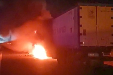 Xe container bốc cháy trên cao tốc Vĩnh Hảo - Phan Thiết