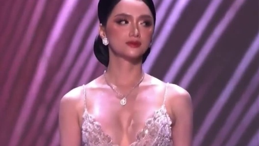 Hương Giang trình diễn váy dạ hội tại bán kết Hoa hậu Hoàn vũ 2025