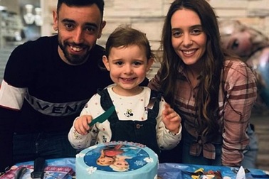 Bruno Fernandes hạnh phúc báo hỉ với người hâm mộ