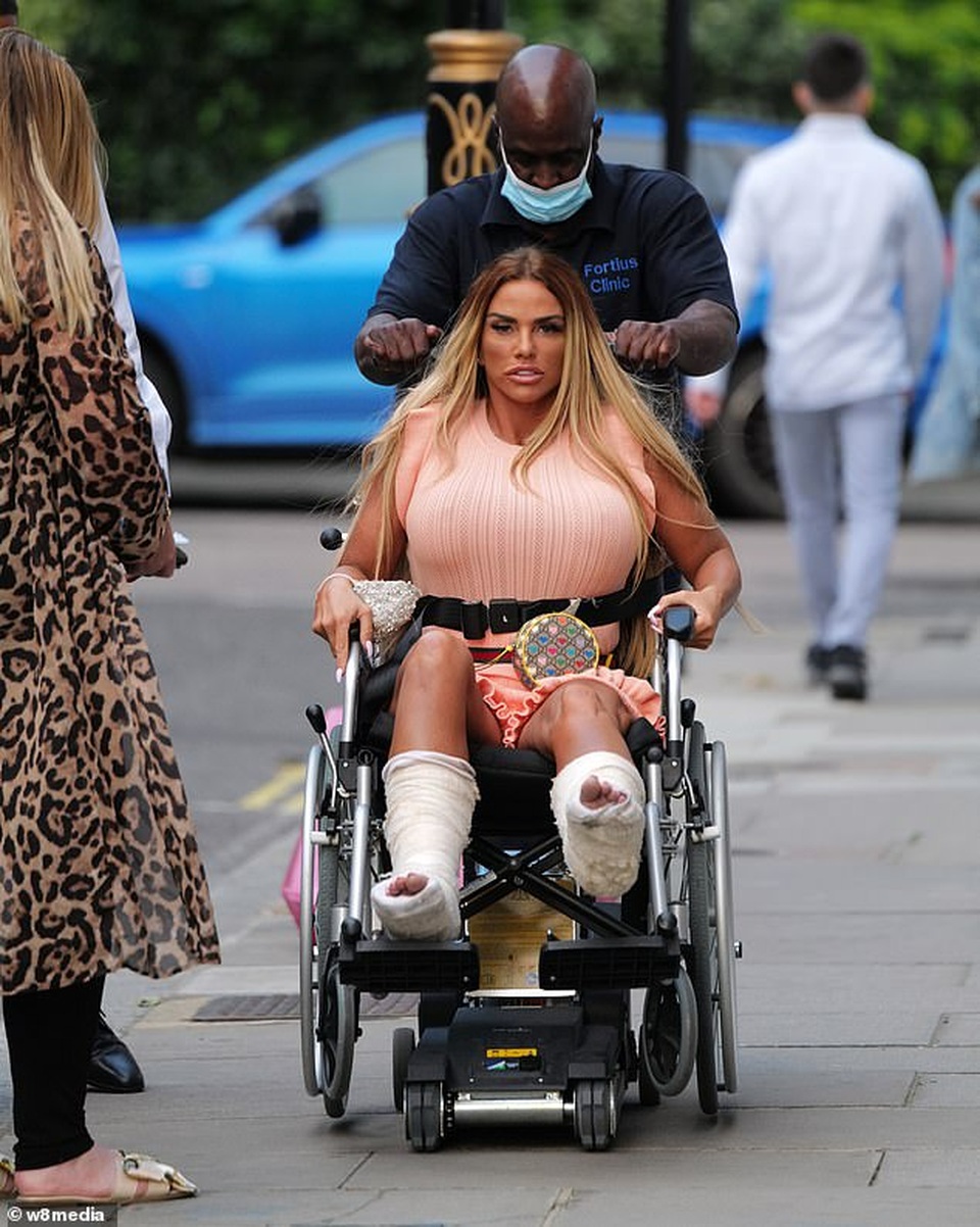 Katie Price bị gãy xương mắt cá chân - 3 Katie Price bị gãy xương mắt cá chân - 3