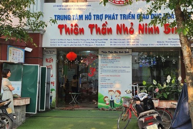 Cô giáo dùng tay "tác động" liên tục vào đầu cháu bé chậm phát triển