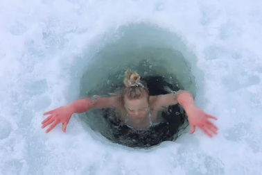 Cô gái tắm ở hố băng ngoài trời trong thời tiết lạnh âm 20 độ C mỗi ngày
