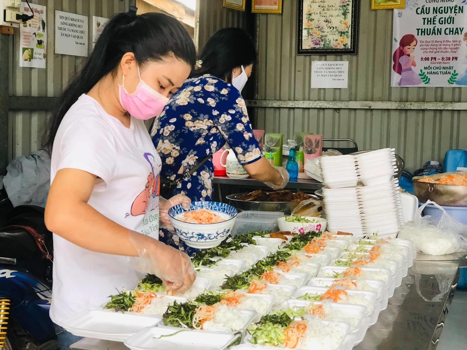 Hàng trăm suất cơm miễn phí giúp người dân khó khăn mùa dịch Covid-19 - 1 Hàng trăm suất cơm miễn phí giúp người dân khó khăn mùa dịch Covid-19 - 1