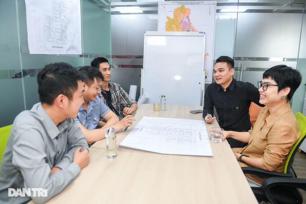 Khắc Việt: Từ quá khứ ăn mì tôm sống chạy show đến ông trùm bất động sản - 7 Khắc Việt: Từ quá khứ ăn mì tôm sống chạy show đến ông trùm bất động sản - 7