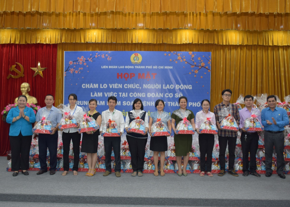 Tết sớm đến với những chiến sĩ tuyến đầu chống dịch Covid-19 - 1 Tết sớm đến với những chiến sĩ tuyến đầu chống dịch Covid-19 - 1