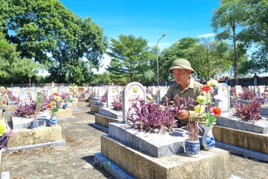 Người đàn ông trắng đêm ngăn người lạ đào trộm mộ liệt sỹ
