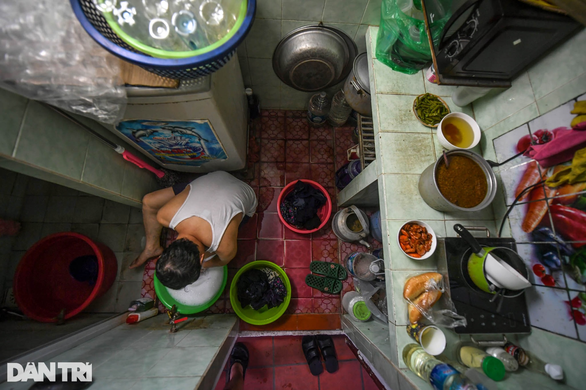 Bên trong khu nhà gỗ 70 tuổi thường trực nỗi lo tai nạn, chập cháy ở Hà Nội - 14 Bên trong khu nhà gỗ 70 tuổi thường trực nỗi lo tai nạn, chập cháy ở Hà Nội - 14