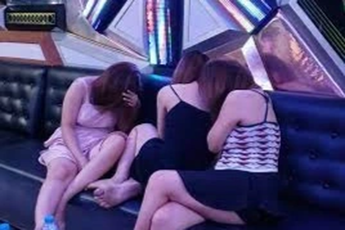 Bắt ổ nhóm chuyên chăn dắt tiếp viên quán karaoke