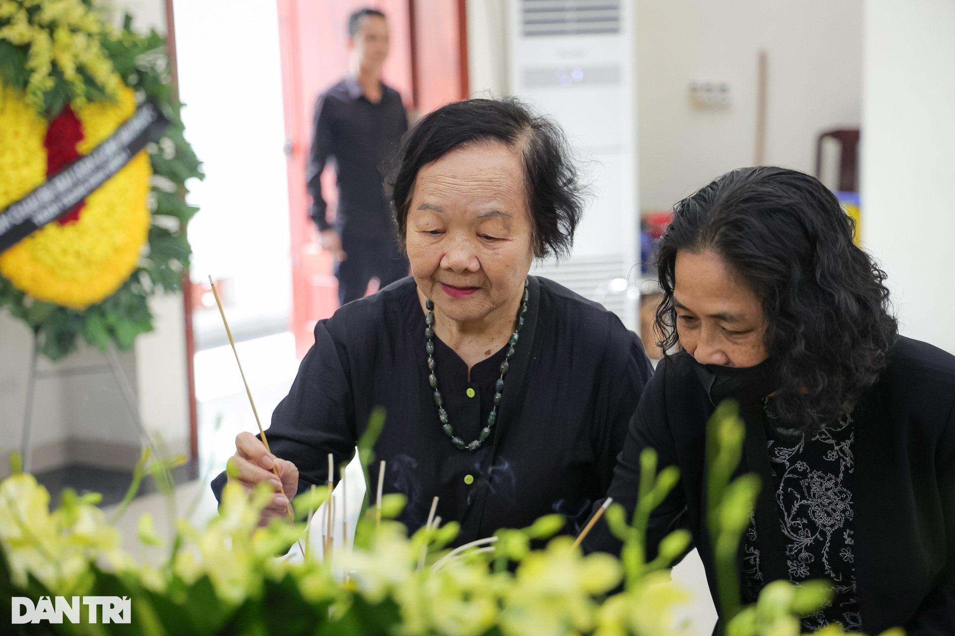 Nghệ sĩ Đức Lưu, Như Quỳnh cùng đồng nghiệp tiễn đưa NSƯT Mai Châu - 3 Nghệ sĩ Đức Lưu, Như Quỳnh cùng đồng nghiệp tiễn đưa NSƯT Mai Châu - 3