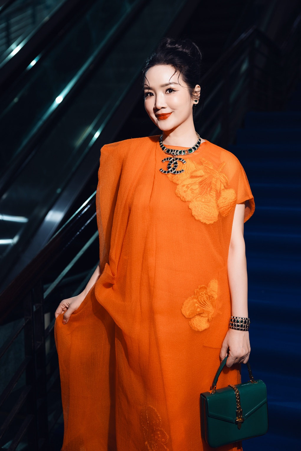 Lệ Quyên, Lý Nhã Kỳ khoe vai trần, đọ sắc trên thảm đỏ show thời trang - 10 Lệ Quyên, Lý Nhã Kỳ khoe vai trần, đọ sắc trên thảm đỏ show thời trang - 10