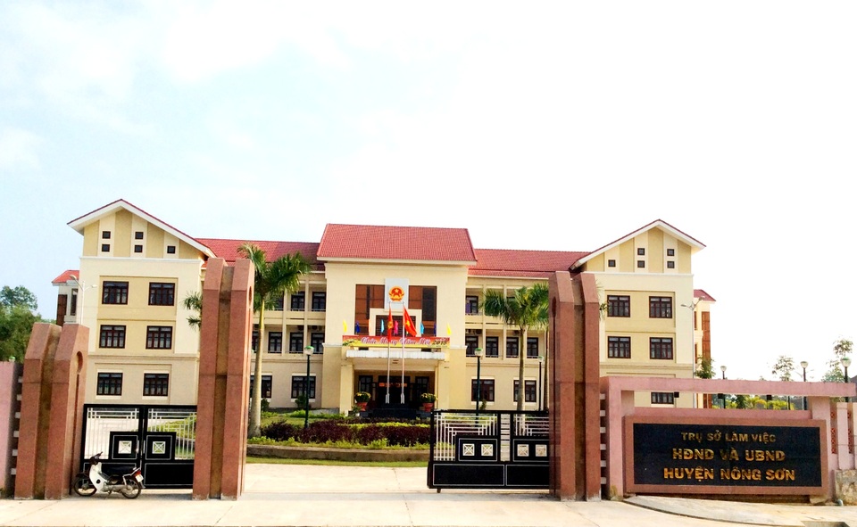 Tạm đình chỉ công tác 3 cán bộ huyện vì ăn nhậu giữa mùa dịch - 1 Tạm đình chỉ công tác 3 cán bộ huyện vì ăn nhậu giữa mùa dịch - 1