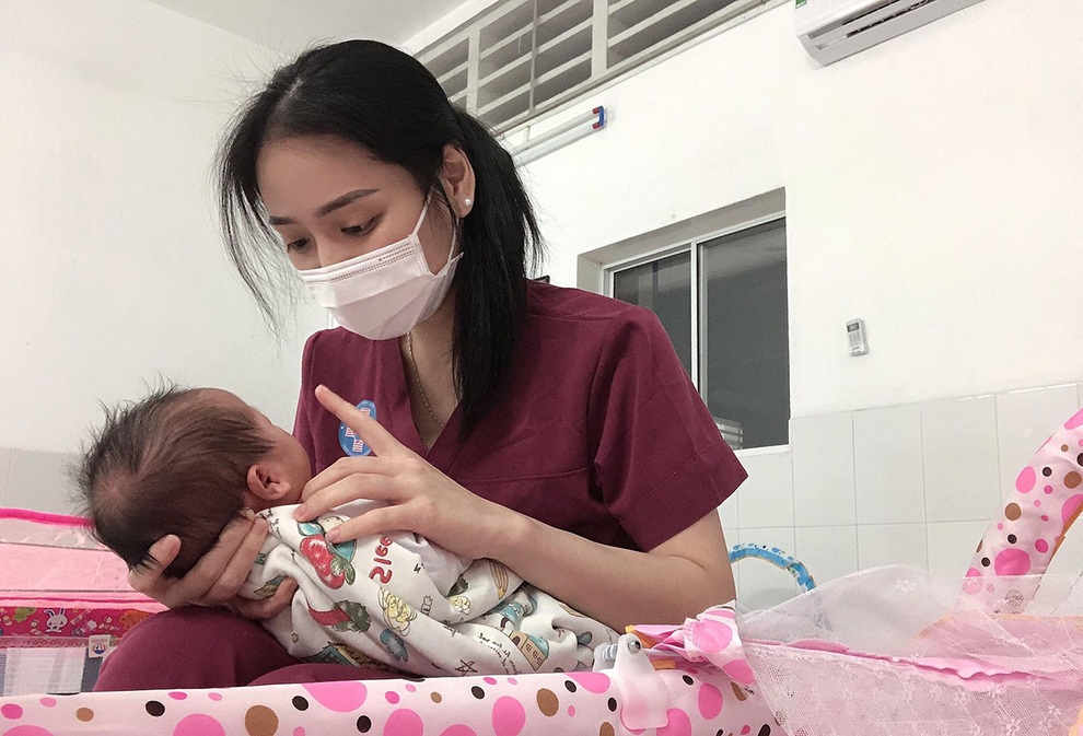 Nữ tiếp viên hàng không làm mẹ bất đắc dĩ và trải nghiệm mắc Covid-19 - 2 Nữ tiếp viên hàng không làm mẹ bất đắc dĩ và trải nghiệm mắc Covid-19 - 2