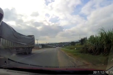 Rợn người với màn vượt ẩu cực nguy hiểm của xe khách